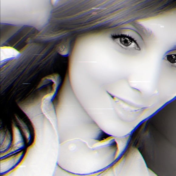 Meet your Posher, Amanda - Picture 2 of 3